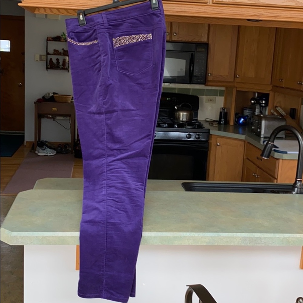 Beaded velvet texture jeans.